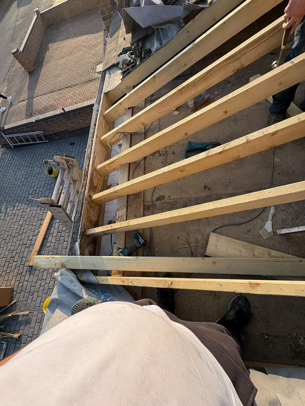 Extension roof structure